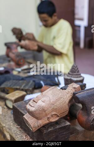 Cambogia, Siem Reap. Artigiani Angkor, bottega artigianale tradizionale e scultura in legno. Foto Stock