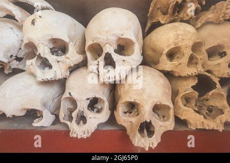 Cambogia, Siem Reap. Wat Thmei, teschi umani delle vittime dei Khmer rossi in stupa memoriale. Foto Stock