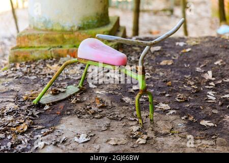 Ucraina, Pripyat, Chernobyl. Giocattolo per bambini. Resti arrugginiti di un triciclo. Foto Stock