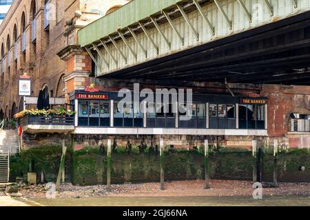 ‘The Banker’ Riverside Pub, Cannon Street Station, Londra, Regno Unito. Foto Stock