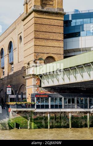 ‘The Banker’ Riverside Pub, Cannon Street Station, Londra, Regno Unito. Foto Stock