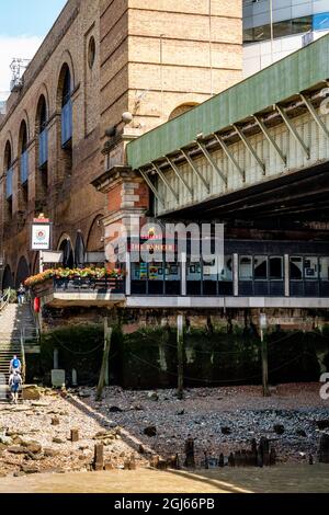 ‘The Banker’ Riverside Pub, Cannon Street Station, Londra, Regno Unito. Foto Stock