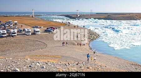 Jokulsarlon, Islanda il 30 luglio 2021: Glacier Lagoon Jokulsarlon vista sul ponte e parcheggio Foto Stock