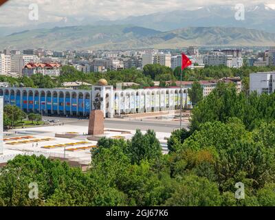 Vista della città dalla ruota panoramica verso Ala Too Square. La capitale Bishkek si trova ai piedi di Tien Shan, Kirghizistan. (Solo per uso editoriale) Foto Stock