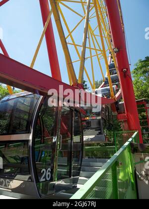 La ruota panoramica di Panfilow Park, un parco divertimenti nel centro della città. La capitale Bishkek, Kirghizistan. (Solo per uso editoriale) Foto Stock