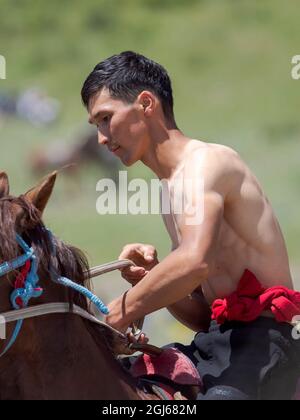 Ritratto di un concorrente. Er Enish o Oodarysh, wrestling da cavallo. Festival popolare e Sport che commemora MR. Koshomkul, sportivo e folk lui Foto Stock