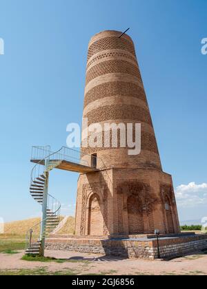 Burana Tower, un ex minareto e icona del Kirghizistan. Balasagun antica città del Kara-Khanid Khanato, patrimonio dell'umanità dell'UNESCO, strada della seta di Foto Stock