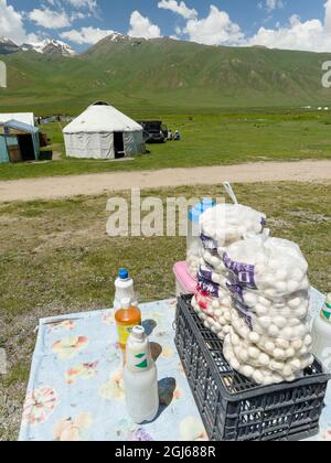 Vendita di latte, Kumiss e Kurt (yogurt secco). Yurts sul pascolo estivo vicino Tien Shan Highway. La pianura di Suusamyr, alta valle di Tien Shan mounta Foto Stock