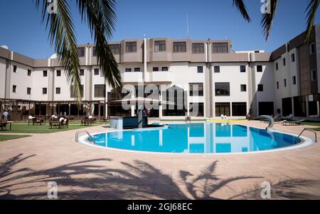 09 settembre 2021, Libia, Tripoli: Vista delle ambasciate tedesche e olandesi nella capitale libica Tripoli. Le ambasciate sono ospitate in un ex hotel. Foto: Kay Nietfeld/dpa Foto Stock