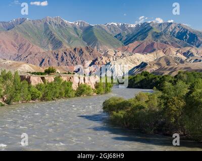 Valle del fiume Suusamyr nei Monti Tien Shan ad ovest di Ming-Kush, Kirghizistan Foto Stock