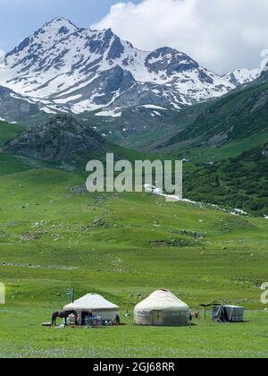 Yurts sui pascoli estivi di alta quota. Parco Nazionale di Besch Tasch nella catena montuosa dei talas Alatoo, Tien Shan o Heavenly Mountains, Kirghizistan Foto Stock