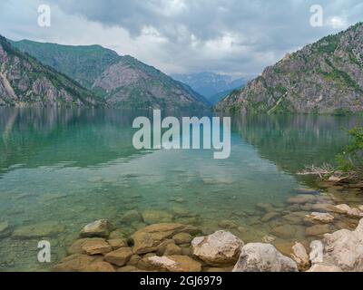 Lago Sary-Chelek nella riserva naturale Sary-Chelek (Sary-Tschelek), patrimonio dell'umanità dell'UNESCO, Western Tien Shan. Tien Shan montagne o celeste mou Foto Stock