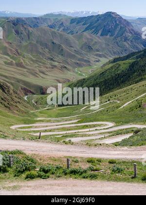 Lungo la pista che conduce fino al passo di montagna Terkey-Torpok. Paesaggio al lago Song Kol (Son Kul, Songkol, Song-Koel). Montagne di Tien Shan o paradisiaco m. Foto Stock