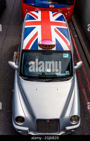 Una vista elevata di Un taxi di Londra, The Embankment, Londra, Regno Unito. Foto Stock