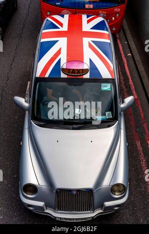 Una vista elevata di Un taxi di Londra, The Embankment, Londra, Regno Unito. Foto Stock