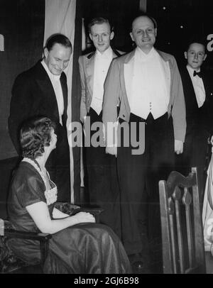 Generale maggiore Sir David Dawney Comandante a Sandhurst (il secondo da destra) con Lady Katherine Dawney, Capitano Stourton, Major e Beckett, Major Evans - Sandhurst Beagles Ball, Sandhurst College, Camberley, Surrey - 22 dicembre 1953 Foto Stock