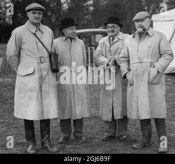 Generale maggiore Sir David Dawney Comandante a Sandhurst (a sinistra) con J P) Male, Capitano e M Ford (Clerk of the Scales) e Colonel Rigby Dale - 6 aprile 1953 Foto Stock