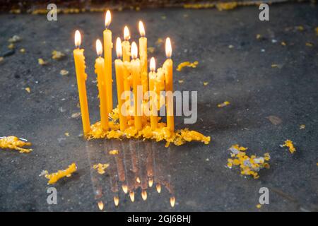 Armenia, Yerevan, distretto di Nork-Marash. Candele che bruciano nella chiesa di Astvatsatsin Surb. Foto Stock
