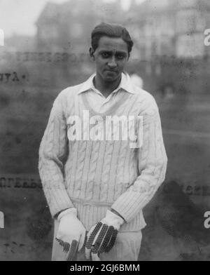 Maharaj Kumar Shri Duleepsinhji il cricketer del Sussex nel suo cricket bianco luglio 1926 Foto Stock