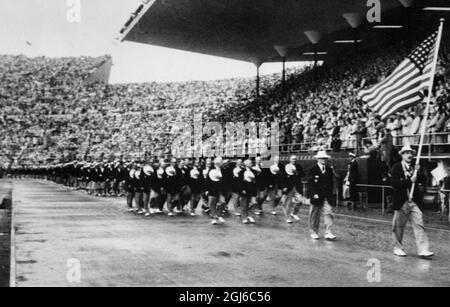 Il team degli Stati Uniti saluta mentre passa il riquadro del Presidente nella cerimonia di apertura di Helsinki . 19 luglio 1952 Foto Stock