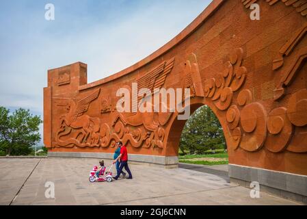 Armenia, Sardarapat. Memoriale alla Vittoria Armena sui Turchi nel maggio del 1918 con i visitatori. Foto Stock