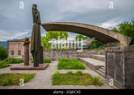 Armenia, Canyon Debed, Sanahin. MIG-21 jet fighter Monumento al luogo di nascita dei fratelli Mikoyan, Anastas, membro sovietico del Politburo e Artyom, de Foto Stock