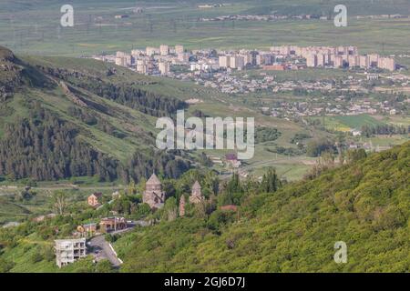 Armenia, Tsaghkadzor. Monastero di Kecharis, 11 ° secolo. Con skyline della città Foto Stock