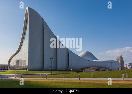 Azerbaigian, Baku. Esterno del centro culturale Heydar Aliyev, progettato da Zaha Hadid. Foto Stock