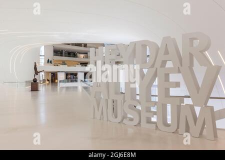 Azerbaigian, Baku. Heydar Aliyev Cultural Center, edificio progettato da Zaha Hadid. Foto Stock