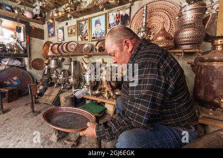 Azerbaigian, Lahic. Metalworker. (SIG.) Foto Stock