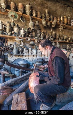 Azerbaigian, Lahic. Metalworker. (SIG.) Foto Stock