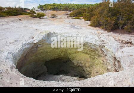 Il cratere vulcanico Devil's Home a Wai-o-Tapu Thermal Wonderland a Rotorua, Nuova Zelanda. Foto Stock