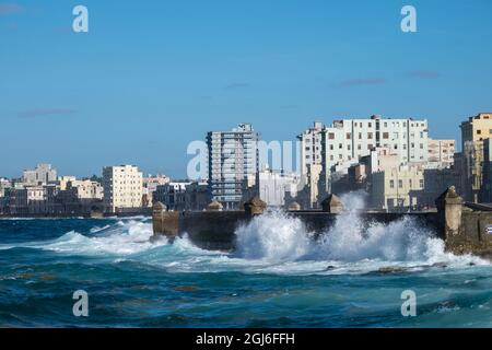 Cuba, l'Avana. Le onde guidate dal vento cancellano il frangiflutti lungo il Malecon. Foto Stock