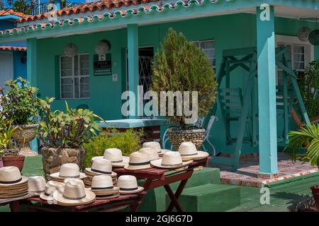 Mostra di cappelli di paglia in vendita di fronte a casa turchese a Vinales, Cuba. Foto Stock