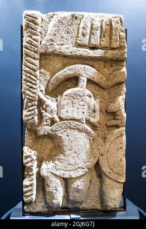 Lastra raffigurante un guerriero della Necropoli di Poggio Gallinaro (sec. BC) - Museo Archeologico Nazionale di Tarquinia, Italia. Foto Stock