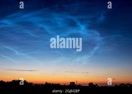 Vista delle nubi noctilucent sulla città notturna. Tallinn, Estonia Foto Stock