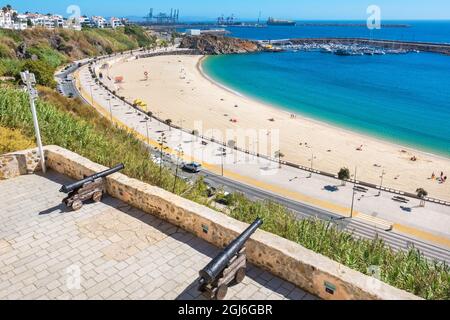 Spiaggia di sabbia e porto di Sines. Alentejo, Portogallo Foto Stock