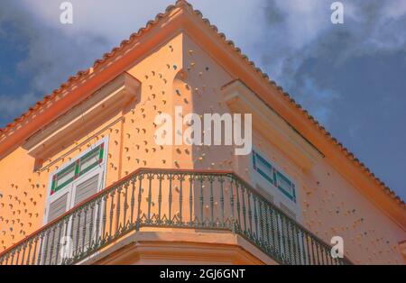 Dettaglio del tetto e dell'ultimo piano di un interessante edificio in Plaza Vieja a l'Avana. Foto Stock