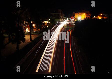 Traffico notturno in città, Aegio, Achaia, Peloponesse, Grecia Foto Stock