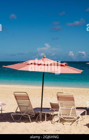 Ombrelloni sulla spiaggia di Grace Bay, Providenciales, Turks and Caicos Islands, dei Caraibi. Foto Stock