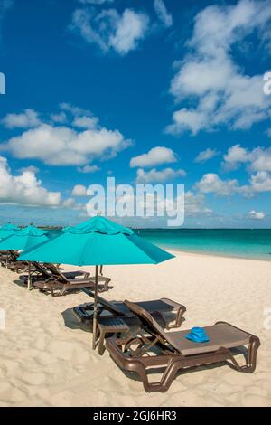 Ombrelloni sulla spiaggia di Grace Bay, Providenciales, Turks and Caicos Islands, dei Caraibi. Foto Stock