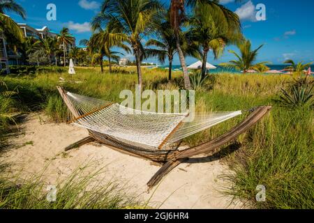 Relax in amaca sulla spiaggia di Grace Bay, Providenciales, Turks and Caicos Islands, dei Caraibi. Foto Stock