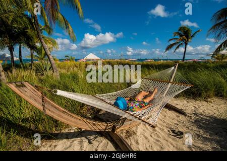 Relax in amaca sulla spiaggia di Grace Bay, Providenciales, Turks and Caicos Islands, dei Caraibi. (MR) Foto Stock