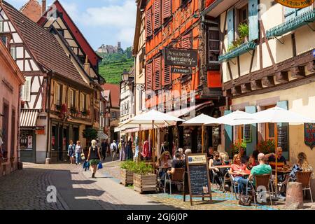 scena stradale a Ribeauville, Alsazia, Francia Foto Stock