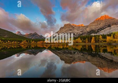 Luce del mattino sullo stagno di cuneo nella regione di Kananaskis, Alberta, Canada Foto Stock