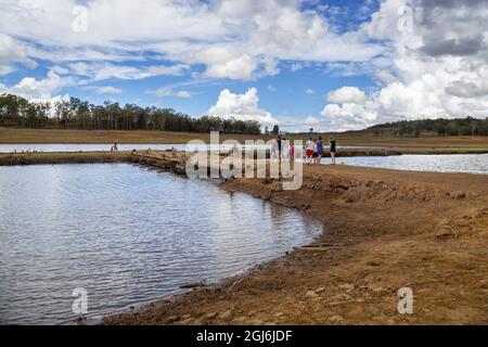 TINAROO DAM, AUSTRALIA - 01 gennaio 2017: Le persone su un vecchio ponte esposto nella siccità ha colpito il Lago Tinaroo sulle terre da Tablelands di Aterton in Tropical North Quee Foto Stock