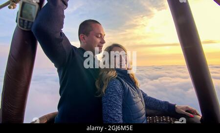 Avventura amore matura sulla mongolfiera anguria. L uomo e la donna bacio abbraccio amore ogni altro. Bruciatore dirigere la fiamma in busta. Volare nel blu del mattino Foto Stock