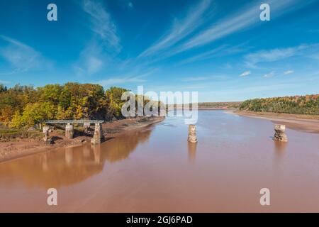 Canada, Nuova Scozia, querce verdi. Fundy Tidal Interpretive Area, vista elevata della baia enorme di maree Fundy sul fiume Shubenacadie. Foto Stock