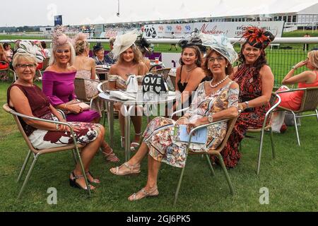 Le Signore si divertono nella giornata delle Signore al St Leger Festival 2021 all'ippodromo di Doncaster Foto Stock