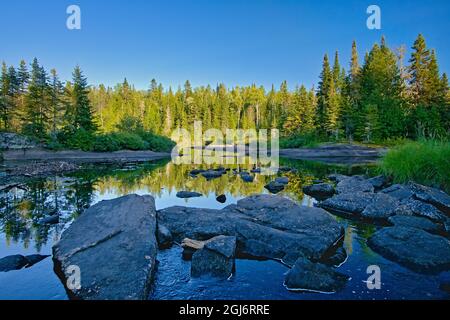 Canada, Quebec, Parco Nazionale la Mauricie. Ruisseau Bouchard Creek paesaggio. Credit as: Mike Grandmaison / Jaynes Gallery / DanitaDelimont. com Foto Stock